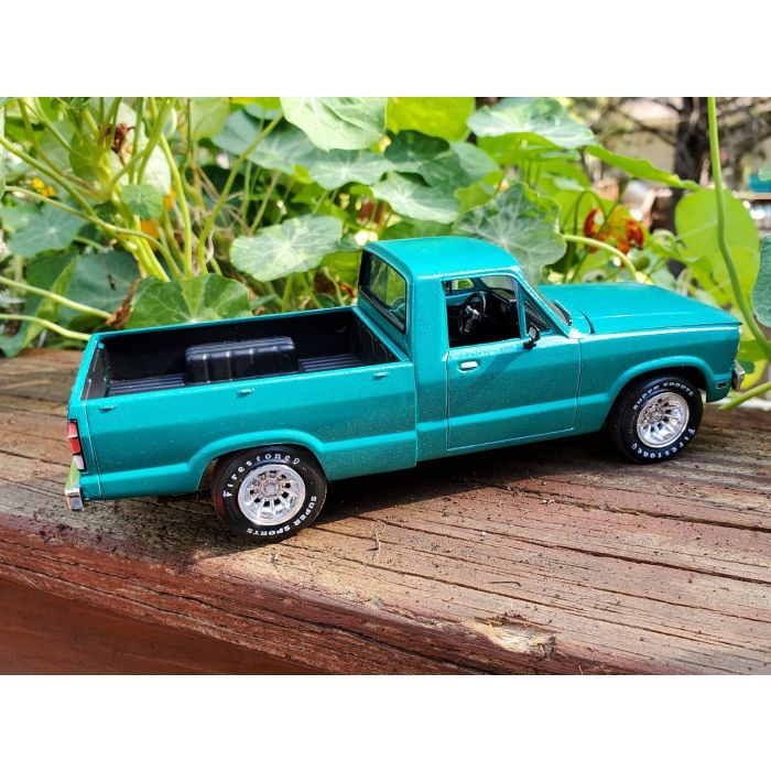 AMT 1:25 1978 Ford Courier Van / Pickup Truck Plastic Kit